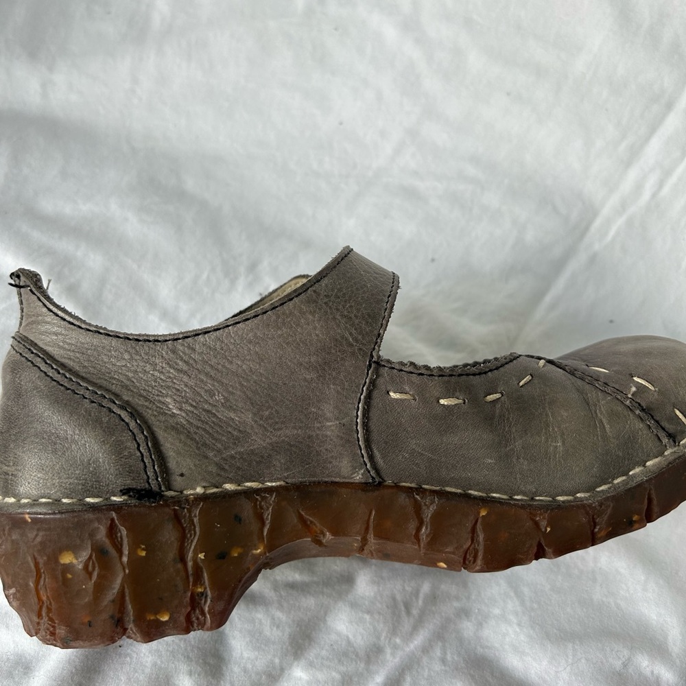Comfy slip on shoes w Velcro to fit
